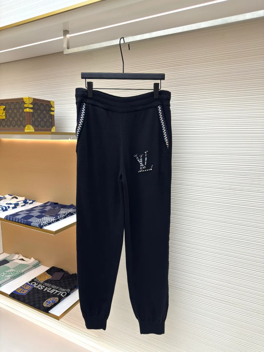 LOUIS VUITTON LOGO embroidered elastic waist trousers ●Authentic product: Purchased and developed by 15210 ●Item number: 1680056-B10 ●Fabric: combed cotton yarn fabric ●Technology: knitting ●Version: fitted version ●Weight: about 615 grams ●Size: XS-S-M-L ●Description: Made of combed cotton yarn It adopts German imported machine (SOTO) 14 knitting machine, the jacquard part adopts Japanese (Shima Seiki) 7-needle knitting, wool jacquard, imported embroidery, customized 1:1 zipper and customized 1:1 trademark. The overall wiring is straight and delicate, the fabric is comfortable and soft, and the color is consistent without color difference. It can be matched with the same style to create a fashionable look and control various occasions. Customized accessories, complete with three standards, same style for men and women!